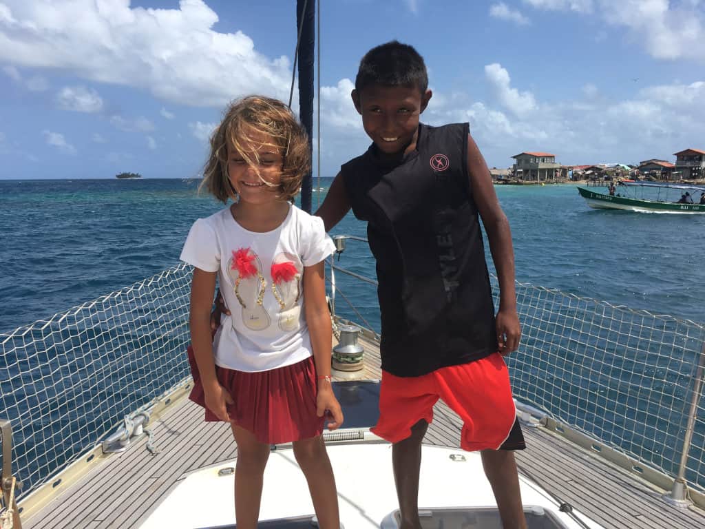 Mia y Ulises en la proa del Saramia.