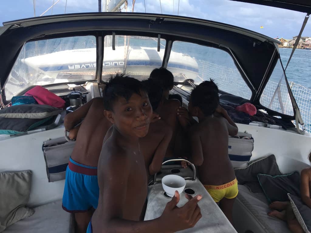 Y también curioseando el interior del Saramia.