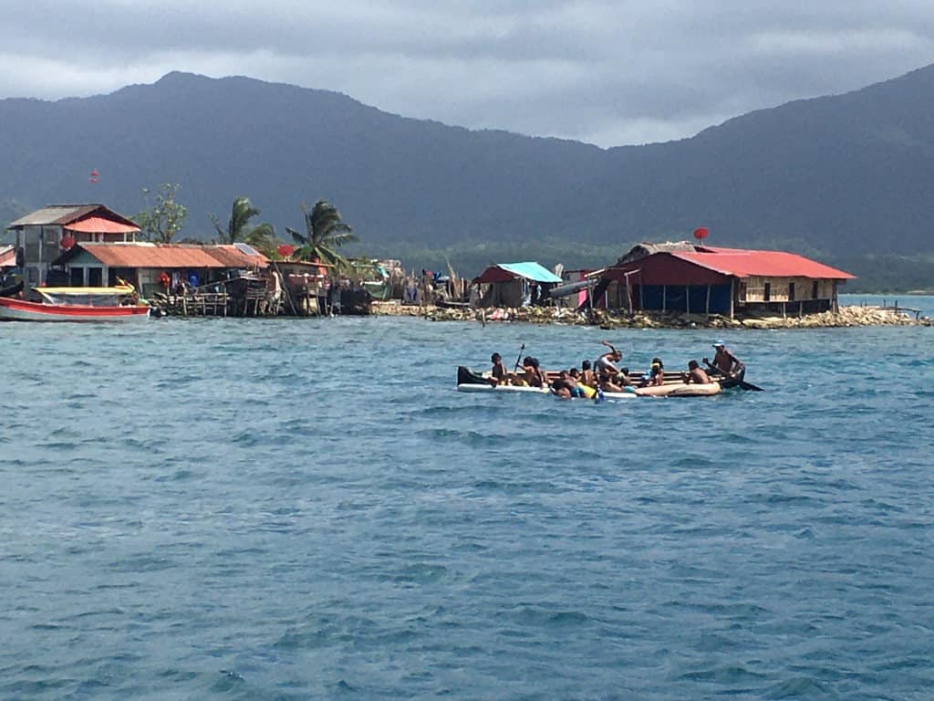 Los niños de la comunidad en libertad.