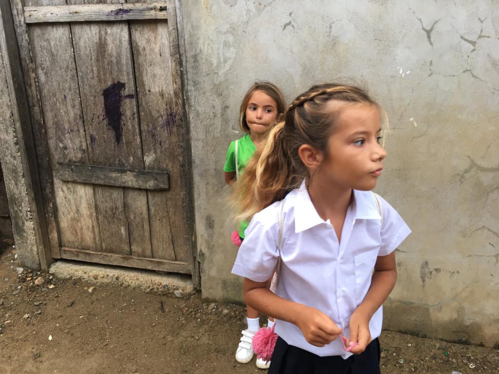 Sara y Mia un poco nerviosas el primer día de clase.