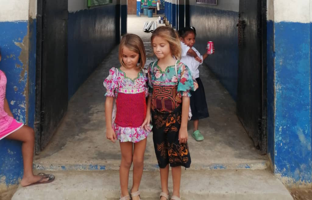 Sara y Mia integradas en la escuela.