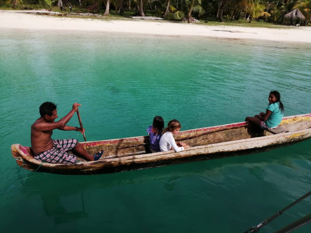 Sara dando un paseo en el Ulu de Hernan