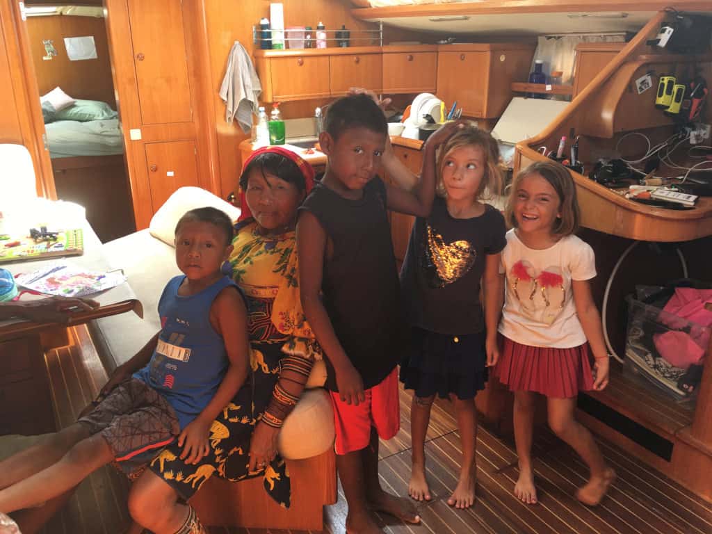 Ulises con su madre y su hermano a bordo del Saramia.