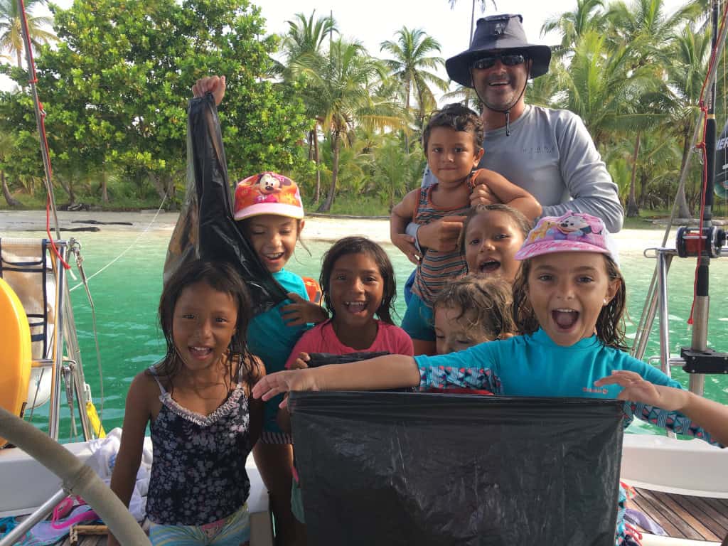 Listos para limpiar la isla.