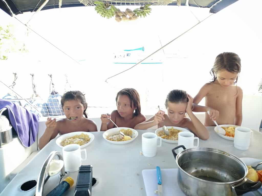 Probando el arroz de pescado con Langosta.
