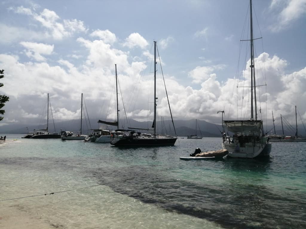 Barcos amarrados de popa en Cambombia