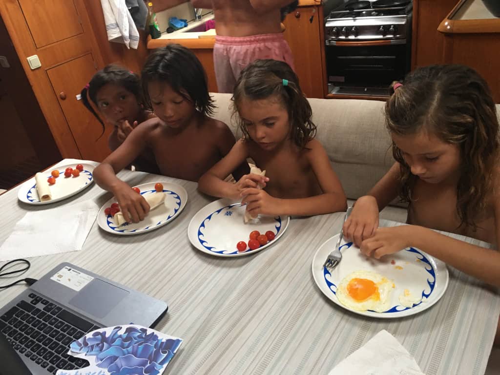 ... Y también merendando en el Saramia.