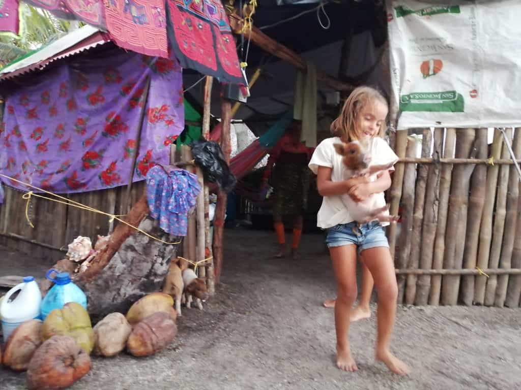 Mia jugando con el cerdito.