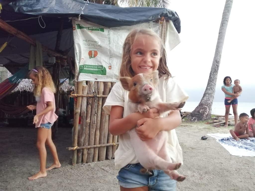 Mia y su cerdito.