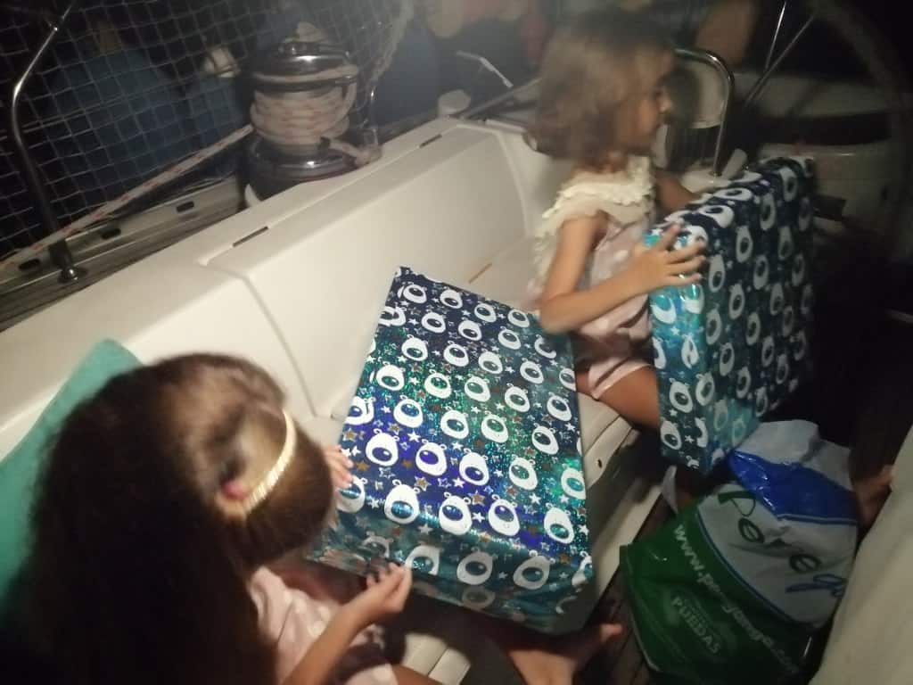 Abriendo los regalos que nos trajo Papa Noel.