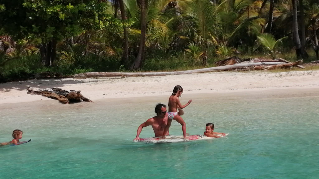 Edu dando clases de surf a la tropa.