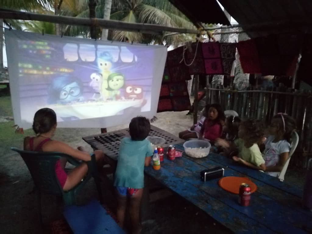 La pantalla de cine bajo techo.