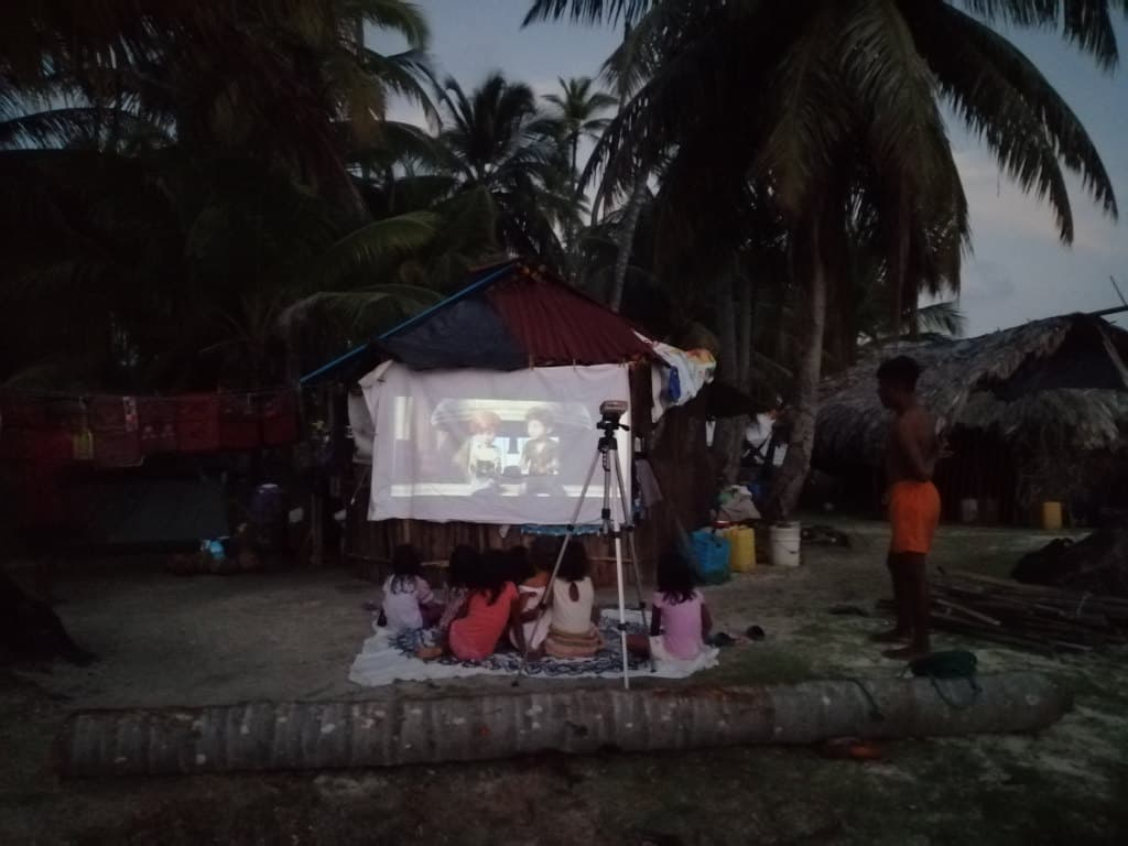 Proyectando los últimos estrenos.