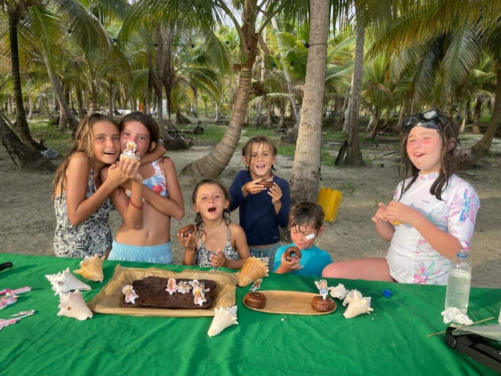 Celebrando el cumple de Sara, con su amiga Valeria.