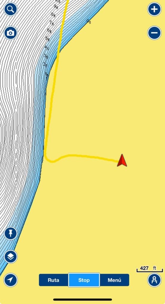 Navionics falla bastante en Panamá. Ejemplo de nuestro fondeo en Playa Euero.