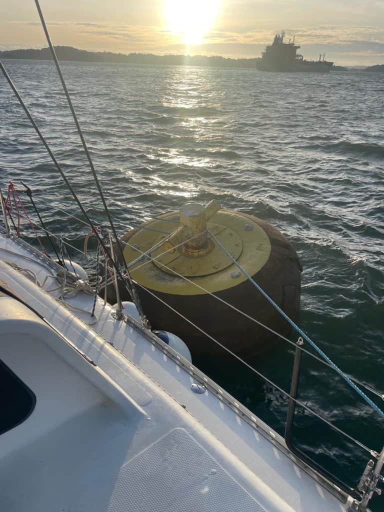 Amanecer del segundo día. Amarrados a la boya.