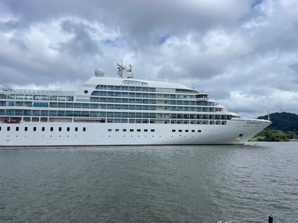 Cruceros cruzando el canal de Panamá.