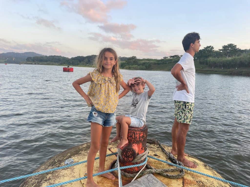 Mia, Erik y Alvaro en la boya del Lago Gatún.