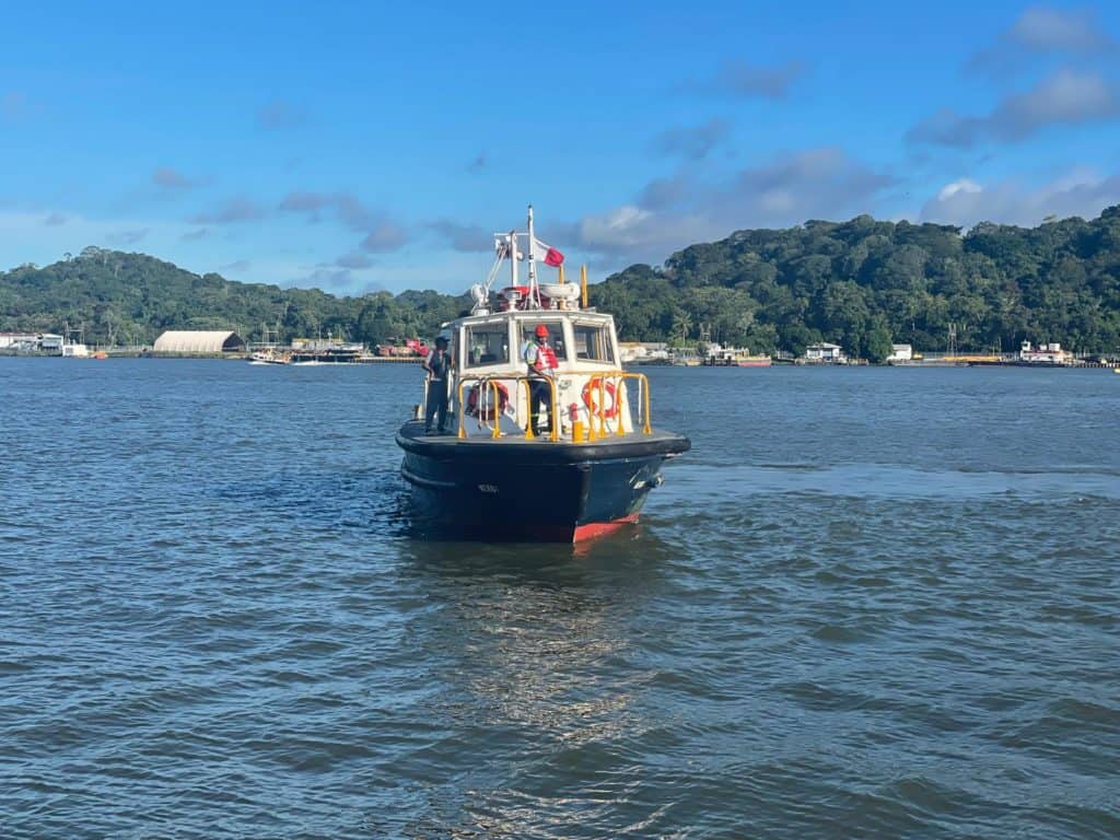 Así llegan los pilotos a bordo.