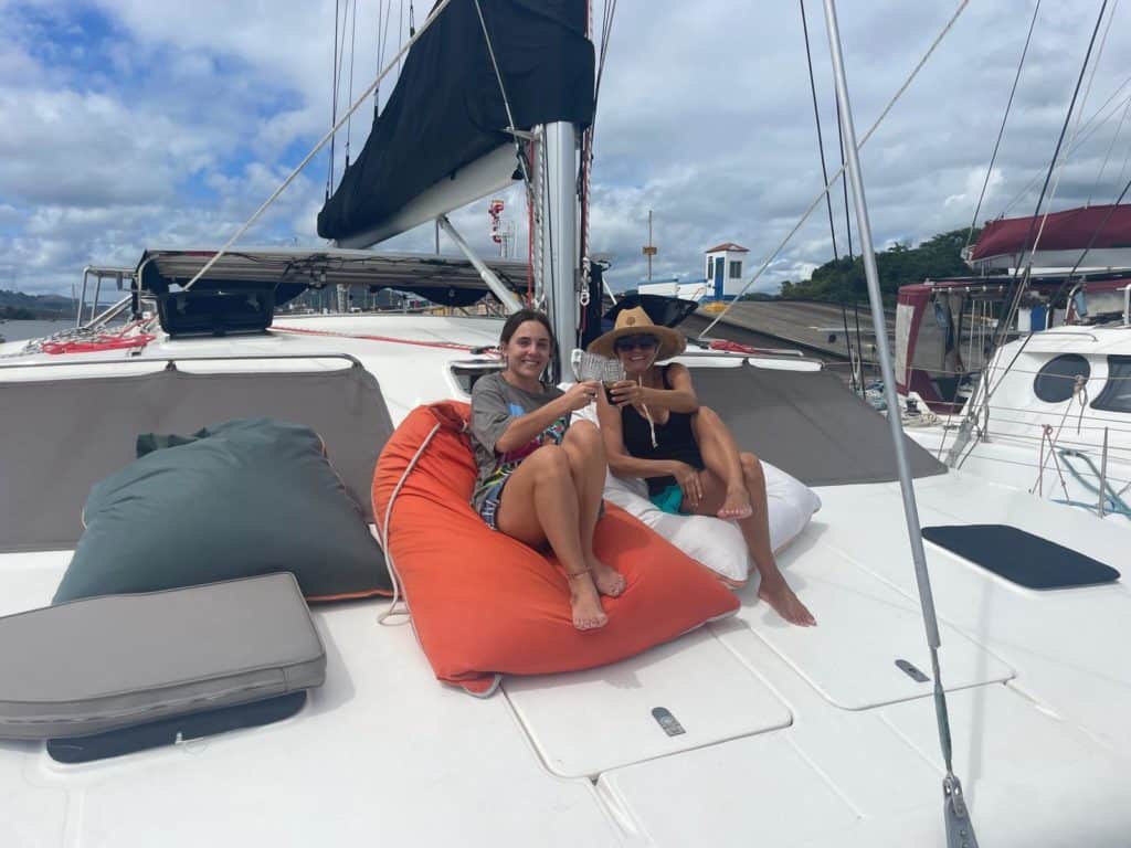 Maria y Celia relajadas en las esclusas de Miraflores.