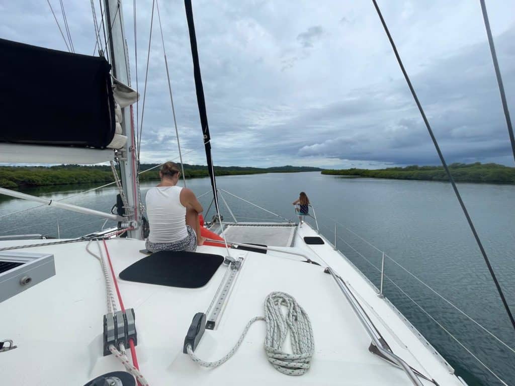 Navegando entre manglares en Bocas del Toro.