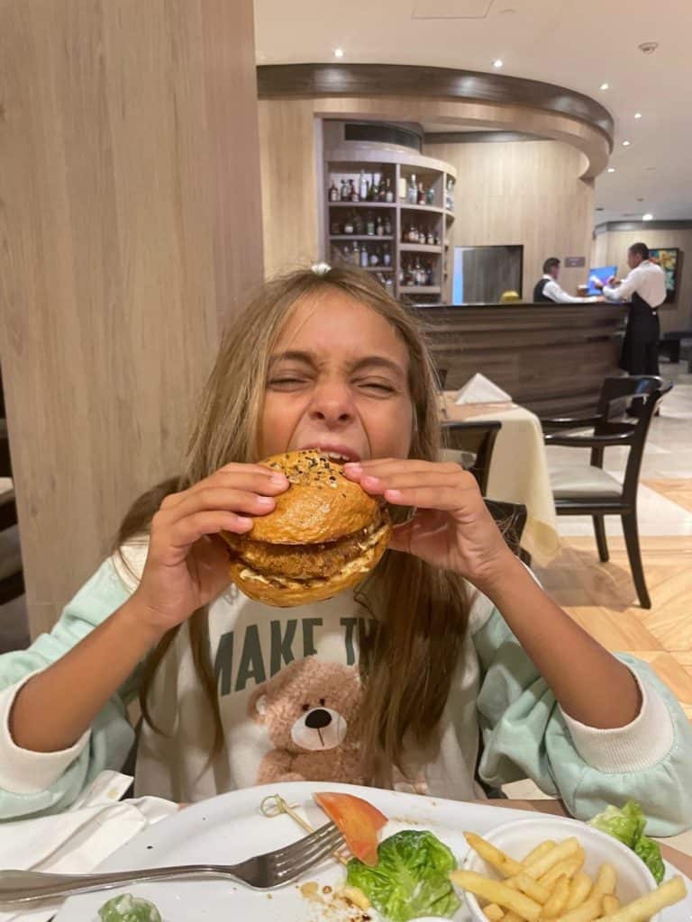 Mia a tope con la hamburguesa del Hotel.