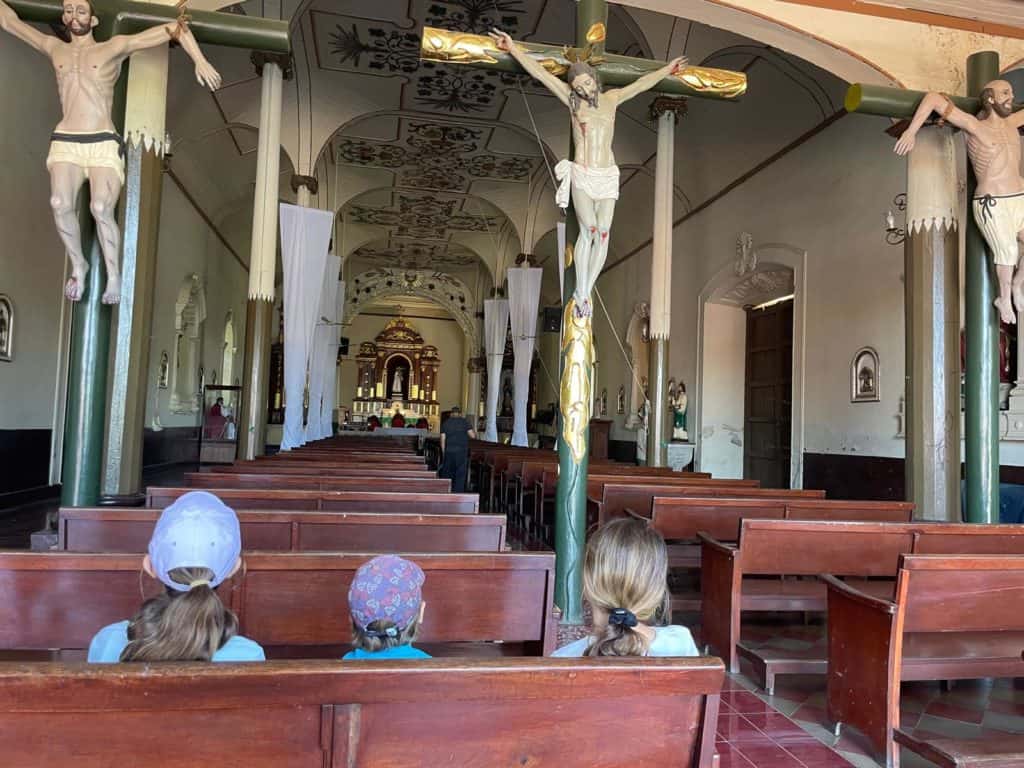 Sara, Mia y Erik alucinando con las cruces de la iglesia.
