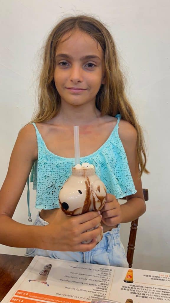 Mia y su super batido.