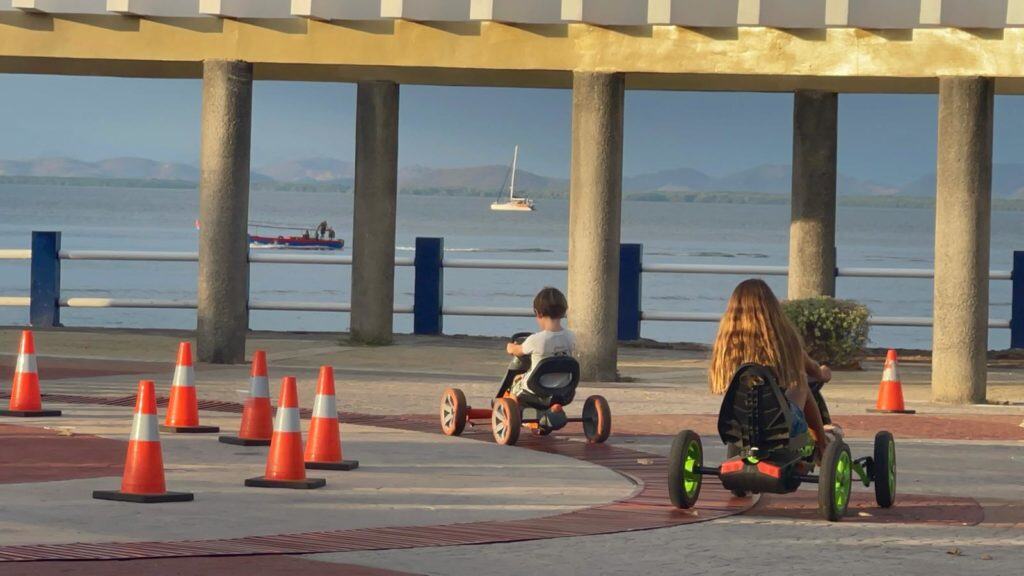 Jugando en el parque de El Salvador.