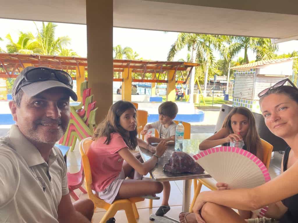 Tomando helados en El Salvador.