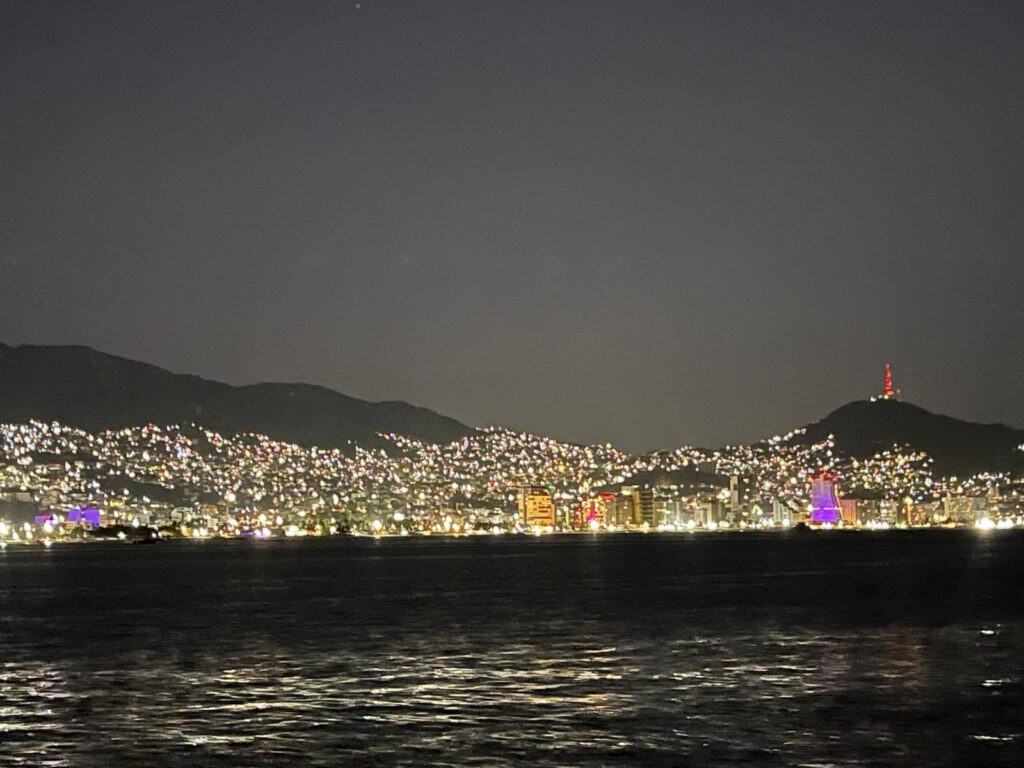 Acapulco de noche desde nuestro fondeo.
