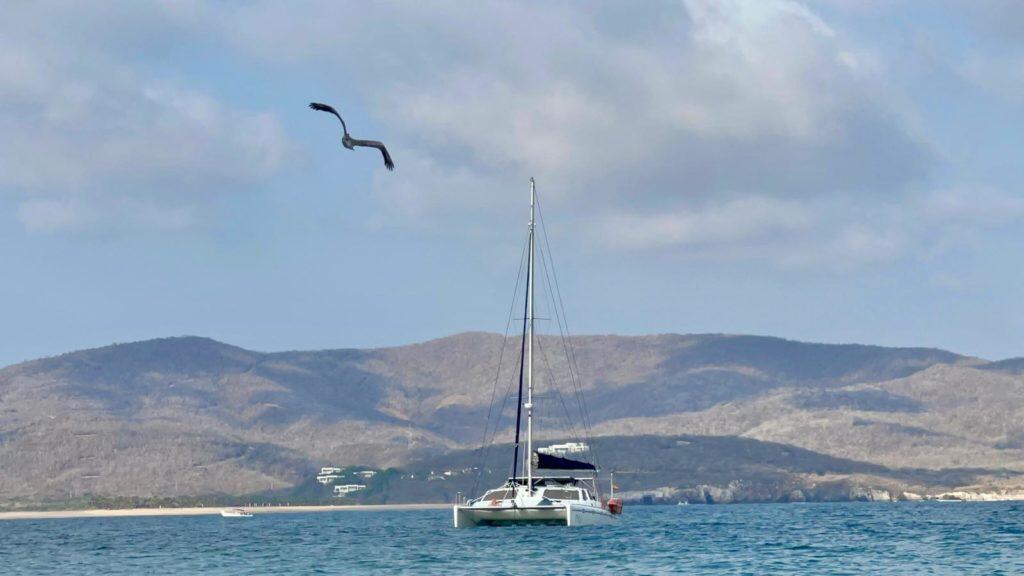 El NÏU fondeado en Isla Cocinas.
