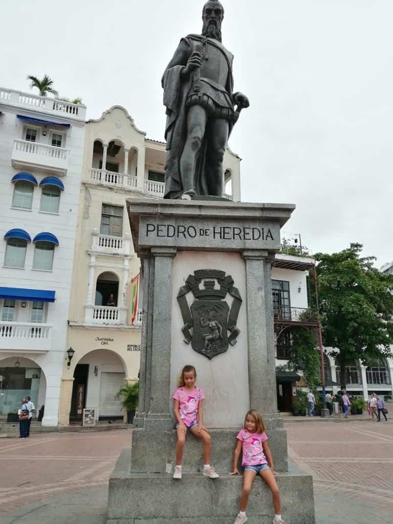 Posando con Pedro de Heredia en Cartagena.