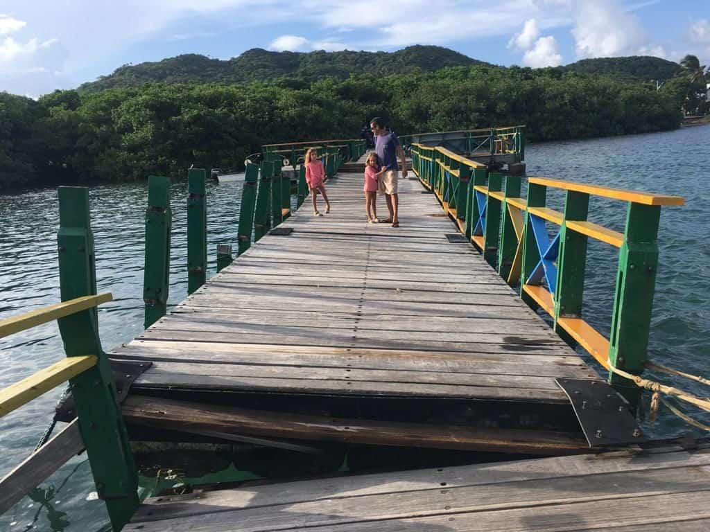 Puente flotante parcheado en Providencia.