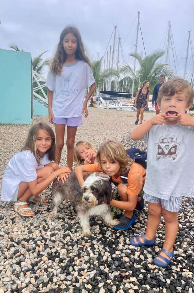 Los peques con Lua el día que volaban a Colombia.