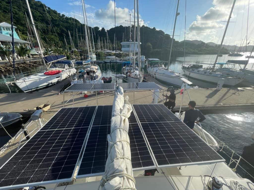 Posicionando los paneles solares en el cockpit