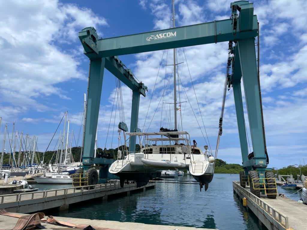 Sacando el barco del agua.