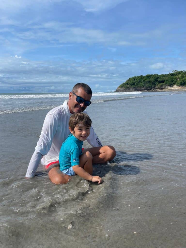 Erik y el Capi en la playa del pacifico.