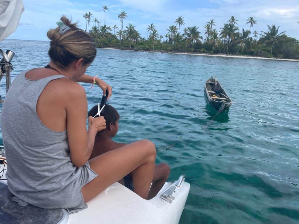 Maria cortando pelos a los Kunas.