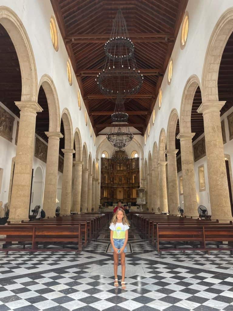 Mia en la catedral de Cartagena.